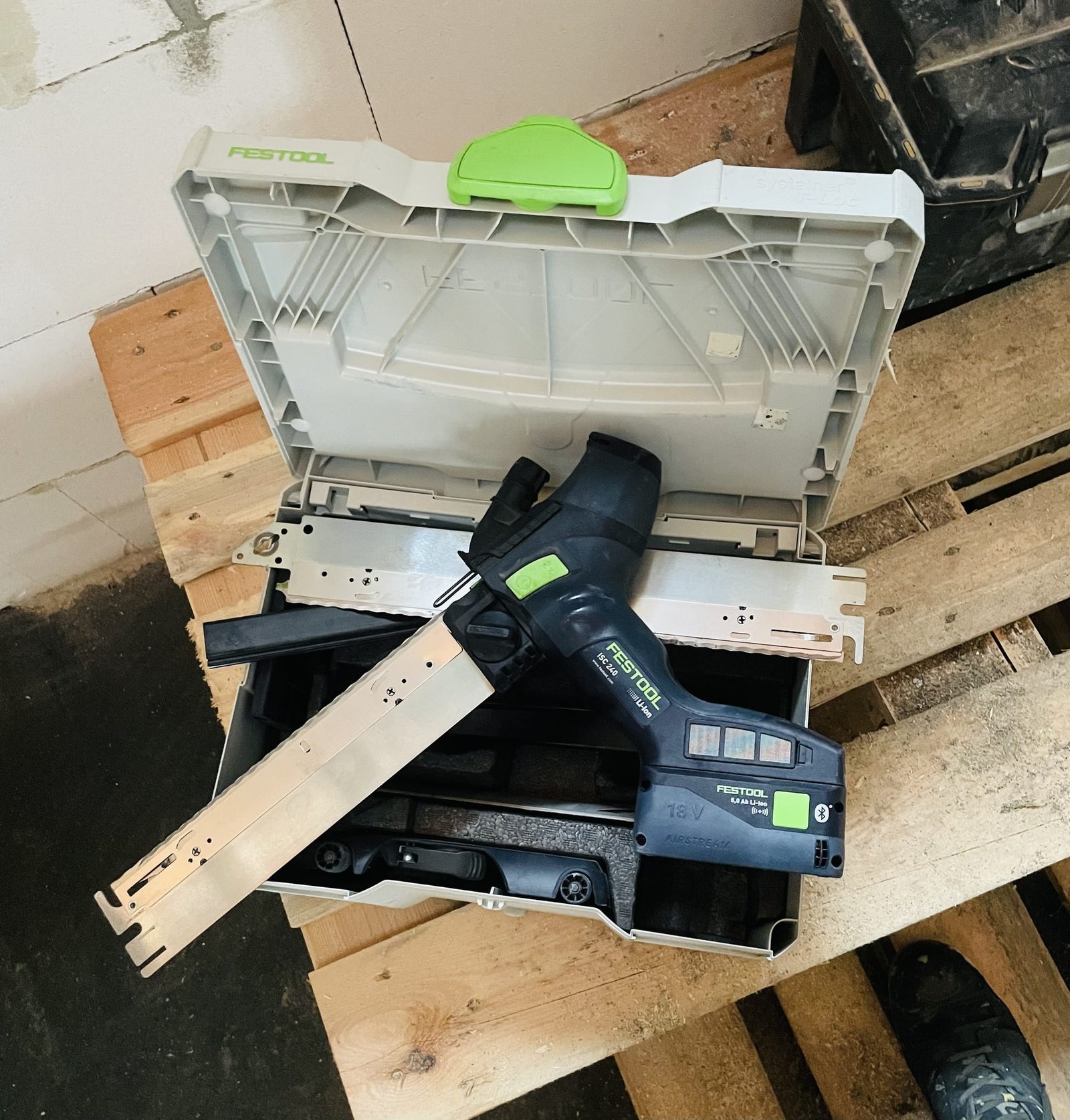 Festool ISC 240 beim Zuschnitt der Dämmung auf der Baustelle.