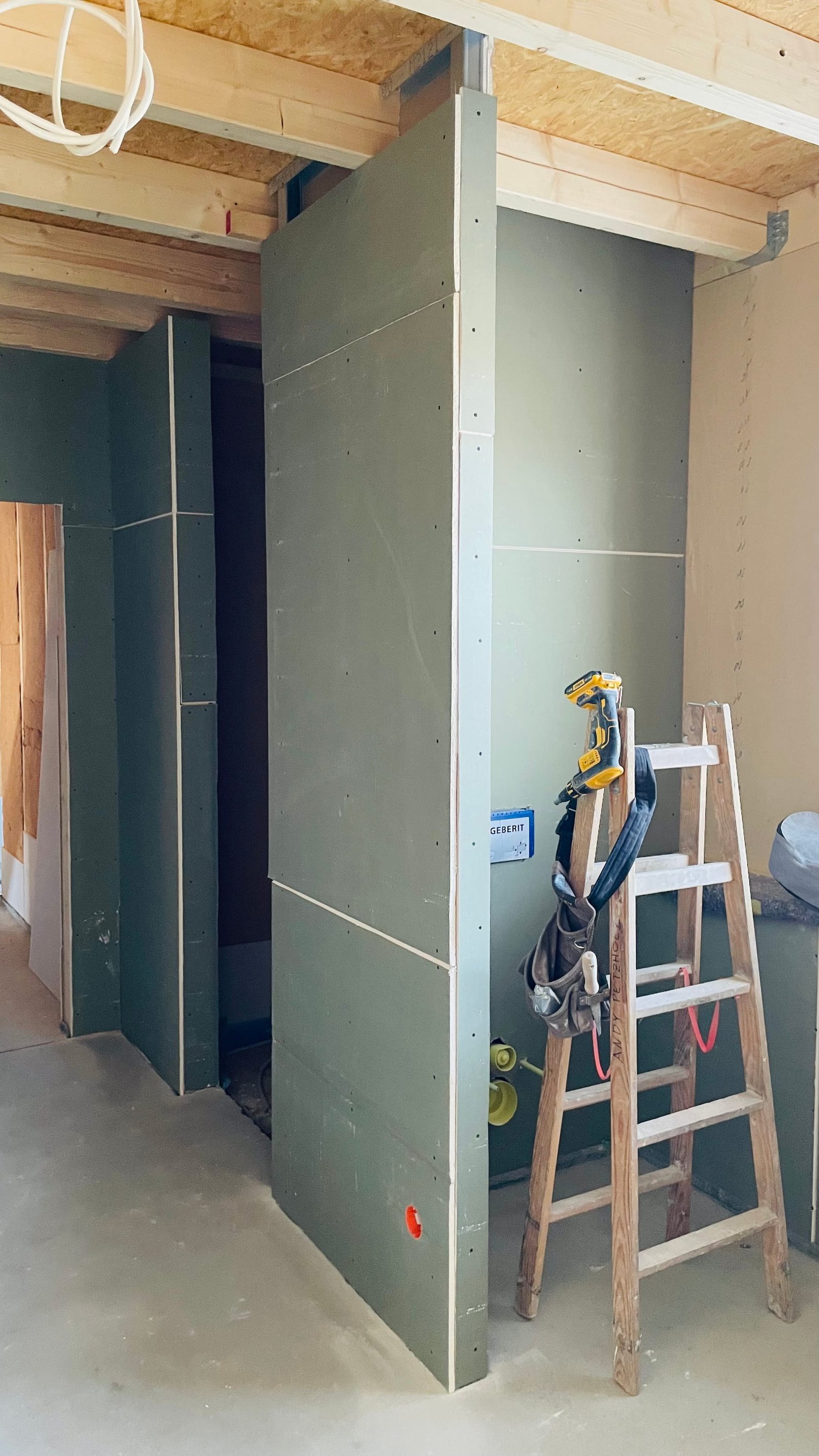 Innenausbau in Salzwedel — fertig verkleidete Installationswand in einem Einfamilienhaus